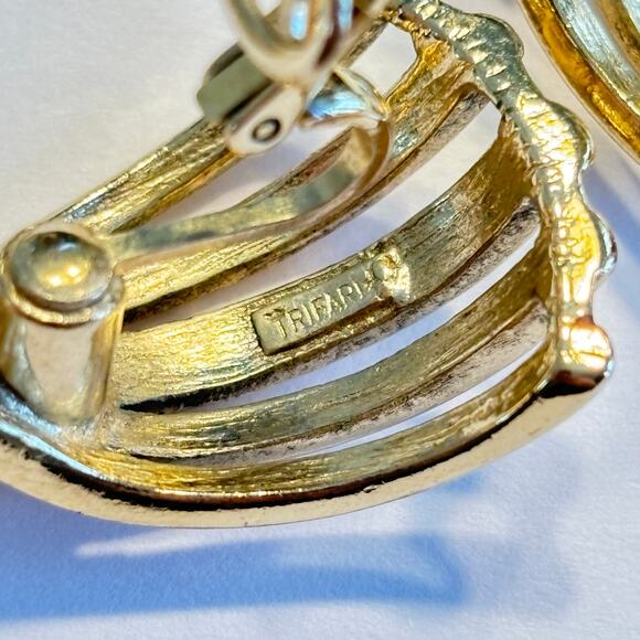 Vintage Trifari clip on earrings chunky goldtone faux hoops mod 1980s look - Picture 3 of 6